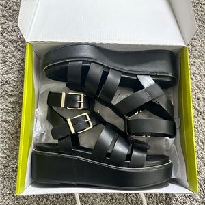 Gianni Bini GB black leather strappy platform sandal on trend size 7